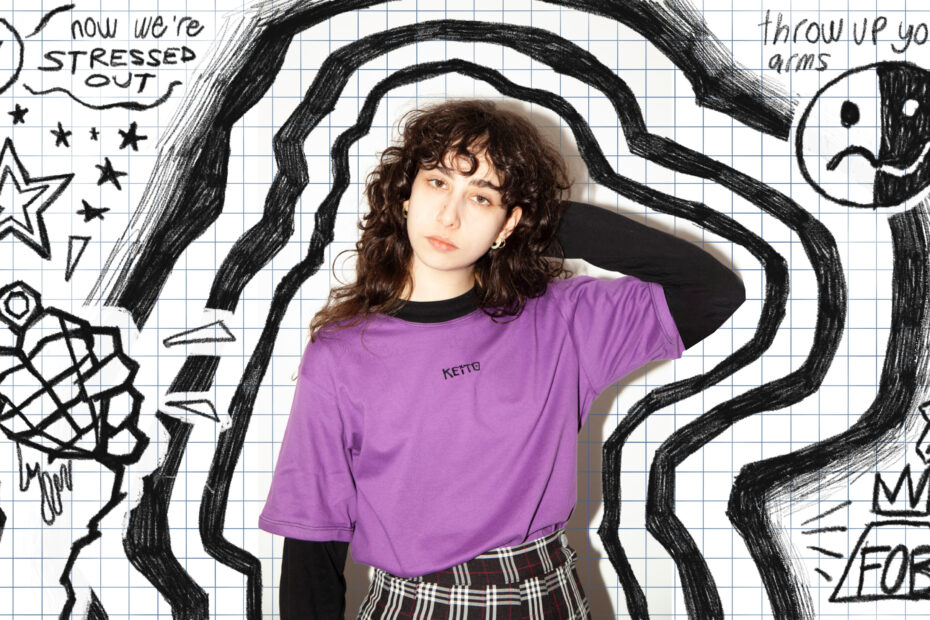 Foto de Delfina Gel de El Club Audiovisual, intervenida por ilustraciones y frases en blanco y negro.